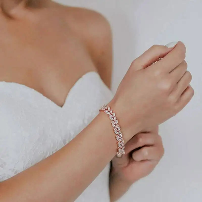 Vive Amari's High-End Bracelet Elegant Bracelet For Women Bracelet  Minimalist Design Jewelry Sparkling Bracelet For Party & Daily Wear